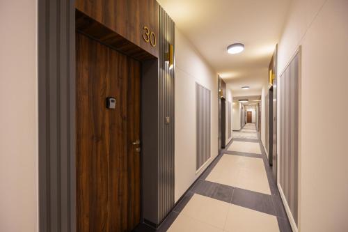 Luxurious Grey Apartment with Sauna, Gym and Parking by Noclegi Renters