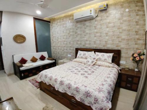 2 Floors 8 bedroom in Panchkula by Especial Rentals