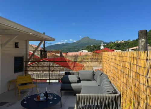 Maison Bernabet - Rooftop avec vue sur la Montagne Pelée - Location saisonnière - Saint-Pierre