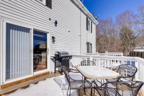 Niantic Duplex w/ Deck < 1 Mi to Beach + Boardwalk in Niantic