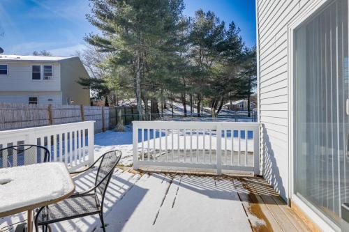 Niantic Duplex w/ Deck < 1 Mi to Beach + Boardwalk in Niantic