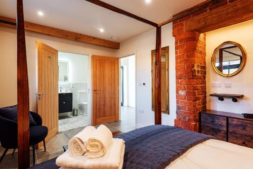 Pigeon House - Unique Barn with private garden, hot tub and wood burner in Plealey