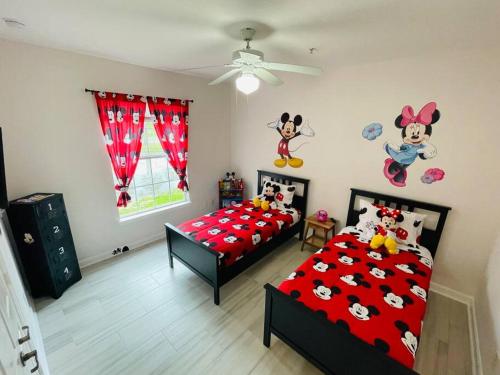 Luxury 3BR, 2B MAIN Floor Condo, 10-min to Disneyworld & Animal Kingdom!