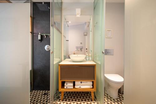 Twin Room image 3