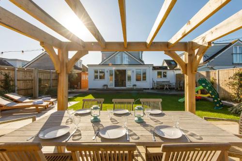 Exterior view of 4BR Beach House sleeps 10 - 5 mins walk to the Sea