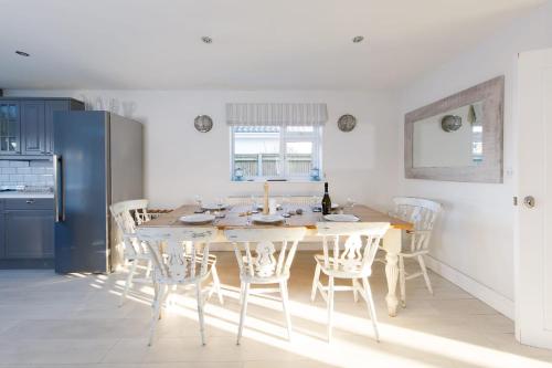 4BR Beach House sleeps 10 - 5 mins walk to the Sea