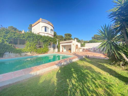 Beautiful Villa with Pool, Barbecue, and Garden