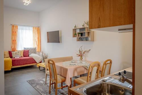 2 bedrooms, 4 beds