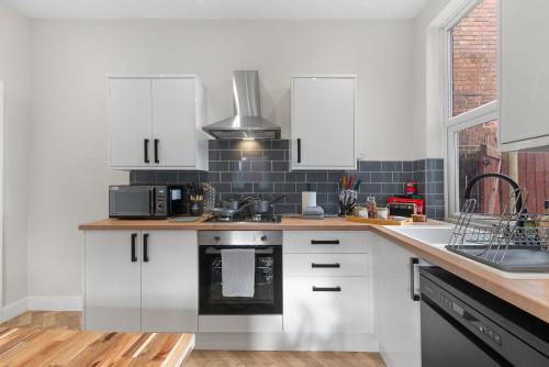 Whitehill - 3-Bed Home from Home, Sleeps 7, Great for Groups & Workers, FREE Parking & Netflix - Hos in Brinsworth