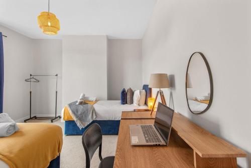 Whitehill - 3-Bed Home from Home, Sleeps 7, Great for Groups & Workers, FREE Parking & Netflix - Hos in Brinsworth