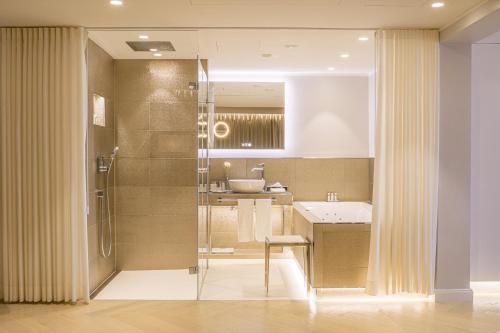 Villa Contessa - Luxury Spa Hotels Room Type - Deluxe Suite with Spa Bath
