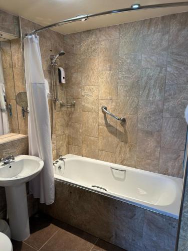 The Glen Hotel Newtonmore - Rooms, bar & restaurant - Tap to explore photos