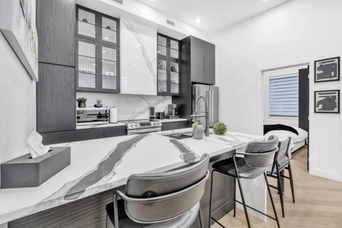 Stylish 2-bedroom Getaway, Luxurious & Conveniently Located to Experience the Pulse of the City - Ap in Plateau Mont Royal