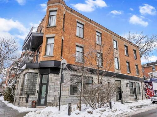 Stylish 2-bedroom Getaway, Luxurious & Conveniently Located to Experience the Pulse of the City - Ap in Plateau Mont Royal