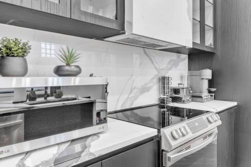 Stylish 2-bedroom Getaway, Luxurious & Conveniently Located to Experience the Pulse of the City - Ap in Plateau Mont Royal