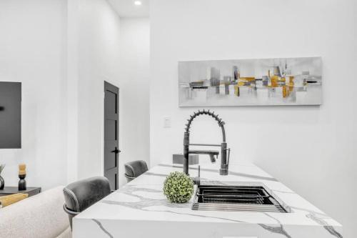 Stylish 2-bedroom Getaway, Luxurious & Conveniently Located to Experience the Pulse of the City - Ap in Plateau Mont Royal