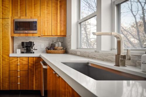 Chic City Park Home - Rooftop Deck - Skyline Views - image 10