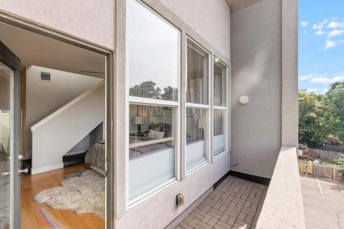 Chic City Park Home - Rooftop Deck - Skyline Views - image 3