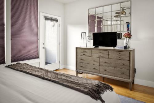 Chic City Park Home - Rooftop Deck - Skyline Views - image 7