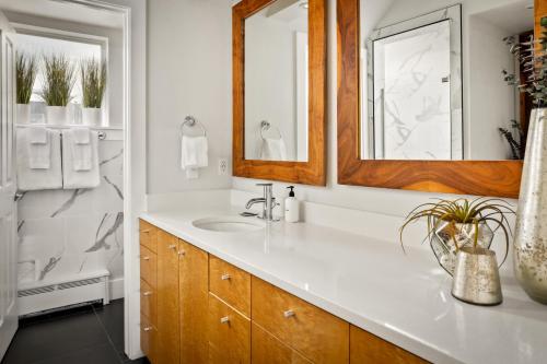 Chic City Park Home - Rooftop Deck - Skyline Views - image 14
