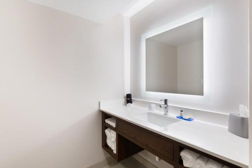 Holiday Inn Express Naperville Room Type - One-Bedroom King Suite