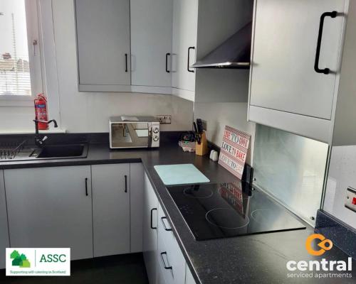 2 Bedroom Apartment by Central Serviced Apartments - Perfect for Short&Long Term Stays - Family Neighbourhood - Wi-Fi - FREE Street Parking - Sleeps 4 - 2 x King Beds - Smart TV in All Rooms - Modern - Weekly-Monthly Offers - Trade Stays - Close to A90