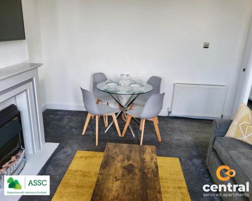 2 Bedroom Apartment by Central Serviced Apartments - Perfect for Short&Long Term Stays - Family Neighbourhood - Wi-Fi - FREE Street Parking - Sleeps 4 - 2 x King Beds - Smart TV in All Rooms - Modern - Weekly-Monthly Offers - Trade Stays - Close to A90