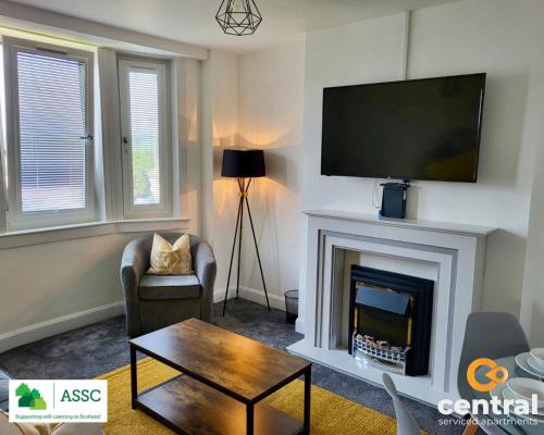 2 Bedroom Apartment by Central Serviced Apartments - Perfect for Short&Long Term Stays - Family Neighbourhood - Wi-Fi - FREE Street Parking - Sleeps 4 - 2 x King Beds - Smart TV in All Rooms - Modern - Weekly-Monthly Offers - Trade Stays - Close to A90