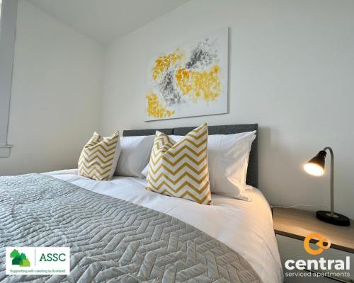 2 Bedroom Apartment by Central Serviced Apartments - Perfect for Short&Long Term Stays - Family Neighbourhood - Wi-Fi - FREE Street Parking - Sleeps 4 - 2 x King Beds - Smart TV in All Rooms - Modern - Weekly-Monthly Offers - Trade Stays - Close to A90