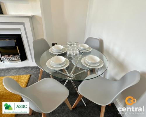 2 Bedroom Apartment by Central Serviced Apartments - Perfect for Short&Long Term Stays - Family Neighbourhood - Wi-Fi - FREE Street Parking - Sleeps 4 - 2 x King Beds - Smart TV in All Rooms - Modern - Weekly-Monthly Offers - Trade Stays - Close to A90