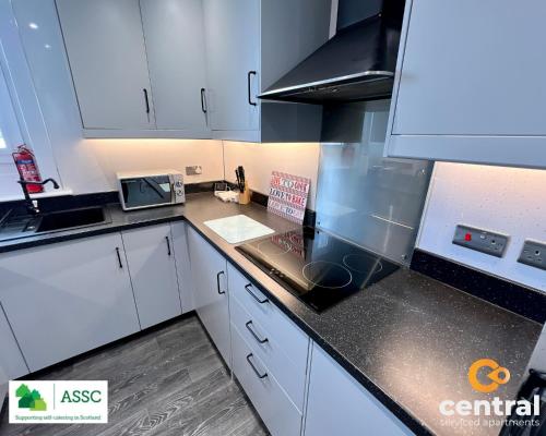 2 Bedroom Apartment by Central Serviced Apartments - Perfect for Short&Long Term Stays - Family Neighbourhood - Wi-Fi - FREE Street Parking - Sleeps 4 - 2 x King Beds - Smart TV in All Rooms - Modern - Weekly-Monthly Offers - Trade Stays - Close to A90