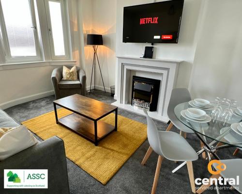 2 Bedroom Apartment by Central Serviced Apartments - Perfect for Short&Long Term Stays - Family Neighbourhood - Wi-Fi - FREE Street Parking - Sleeps 4 - 2 x King Beds - Smart TV in All Rooms - Modern - Weekly-Monthly Offers - Trade Stays - Close to A90