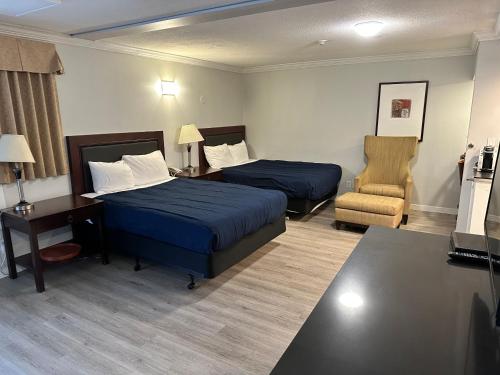 Business Suite with Two Queen Beds - Non-Smoking