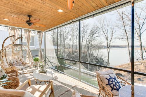 Scottsville Cottage Fire Pit and All-Year Lake View in Lucas, USA