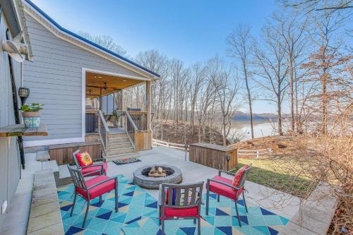 Scottsville Cottage Fire Pit and All-Year Lake View in Lucas, USA
