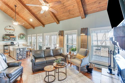 Scottsville Cottage Fire Pit and All-Year Lake View in Lucas, USA