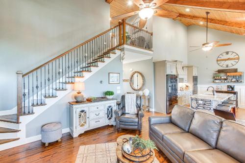 Scottsville Cottage Fire Pit and All-Year Lake View in Lucas, USA