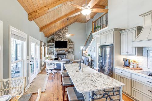 Scottsville Cottage Fire Pit and All-Year Lake View in Lucas, USA