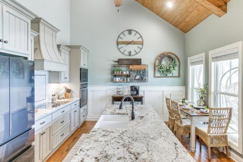 Scottsville Cottage Fire Pit and All-Year Lake View in Lucas, USA