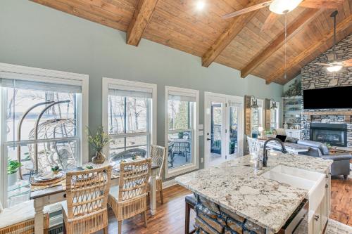 Scottsville Cottage Fire Pit and All-Year Lake View in Lucas, USA