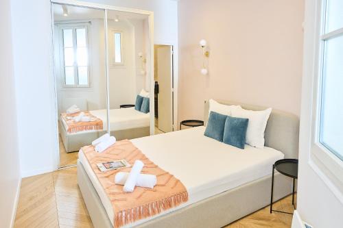 Champs Elysées!Montaigne, New Luxurious 6pers flat - Tap to explore photos