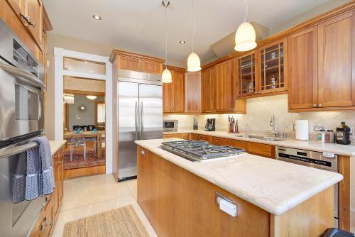 Stunning Modern Home! Prime Location Sleeps 15 - image 2