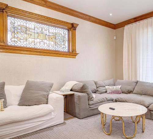 Stunning Modern Home! Prime Location Sleeps 15 - image 6