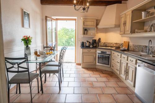 Villa en pierre 10 pers, piscine chauffée (Villa en pierre 10 pers, piscine chauffee) in La Cassagne
