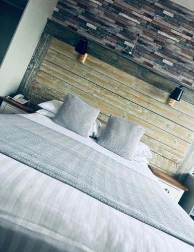 . Inn On The Prom At The Fernlea Hotel