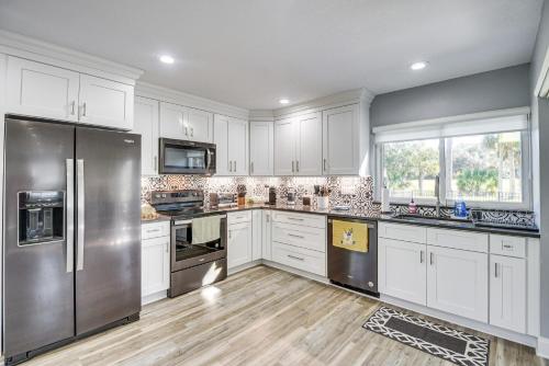 Palm Coast Home with Screened Patio, 3 Mi to Beach! in Palm Coast, USA