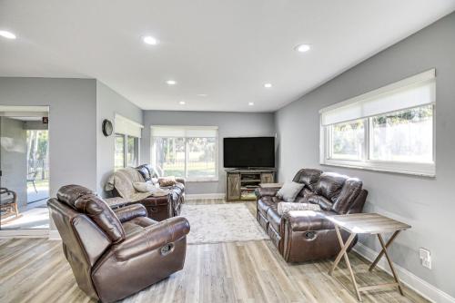 Palm Coast Home with Screened Patio, 3 Mi to Beach! in Palm Coast, USA