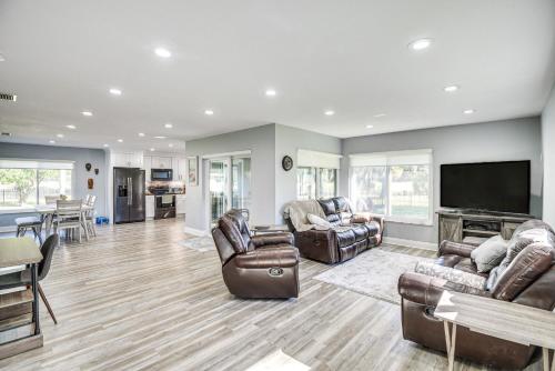 Palm Coast Home with Screened Patio, 3 Mi to Beach! in Palm Coast, USA