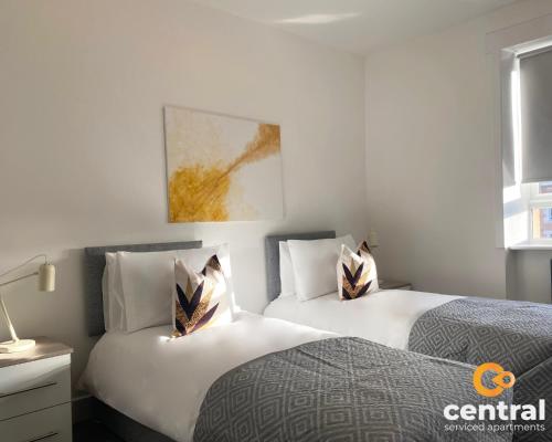 2 Bedroom Apartment by Central Serviced Apartments - Monthly Bookings Welcome - FREE Street Parking - WiFi - Smart TV - Ground Level - Family Neighbourhood - Sleeps 4 - 1 Double Bed - 2 Single Beds - Heating 24-7 - Trade Stays - Weekly & Monthly Offers