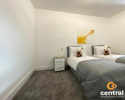 2 Bedroom Apartment by Central Serviced Apartments - Monthly Bookings Welcome - FREE Street Parking - WiFi - Smart TV - Ground Level - Family Neighbourhood - Sleeps 4 - 1 Double Bed - 2 Single Beds - Heating 24-7 - Trade Stays - Weekly & Monthly Offers